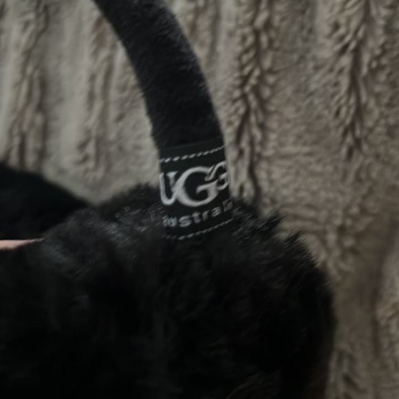 Ugg black faux fur oversized ear muffs new - Picture 2 of 2